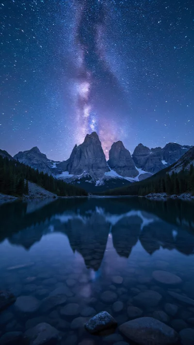 多洛米蒂山脉在星空下的倒影，静谧的湖面