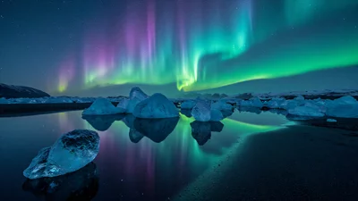 冰岛杰古沙龙冰河湖上的北极光，深夜，冰块浮动